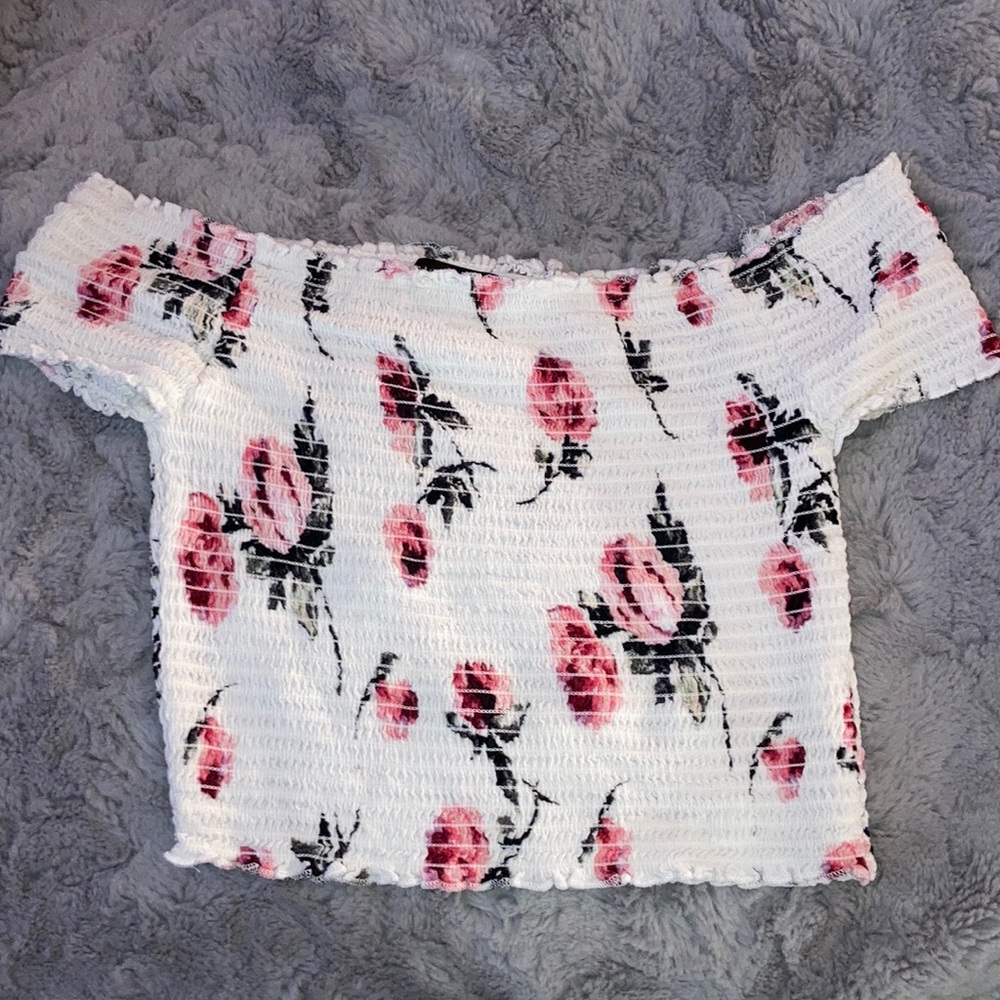White flower print off the shoulder crop top😍.